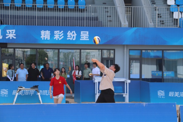实践团成员体验沙滩排球运动 学校供图.JPG