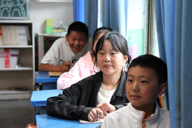 孩子们上课.png
