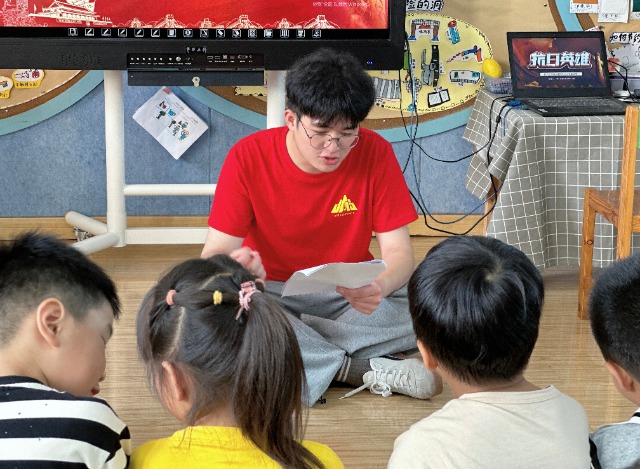 “清风习习”宣讲团成员宣讲红色故事 学校供图.jpg