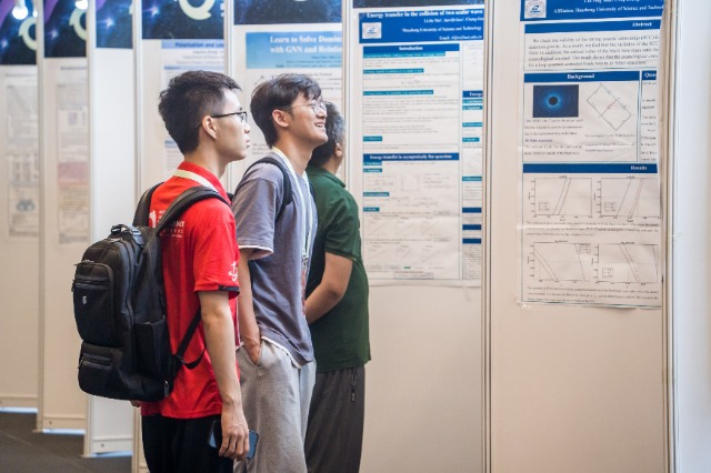 大学生在海报展上参观交流。学校供图.jpg