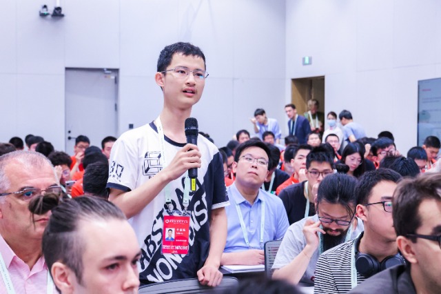 学生与科学家做交流。学校供图.jpg