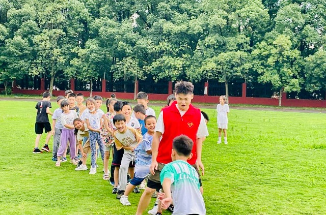 宁波财经学院暑期社会实践团成员在托管班引导学生开展体育锻炼 周莹婷 摄周莹婷 摄.jpg