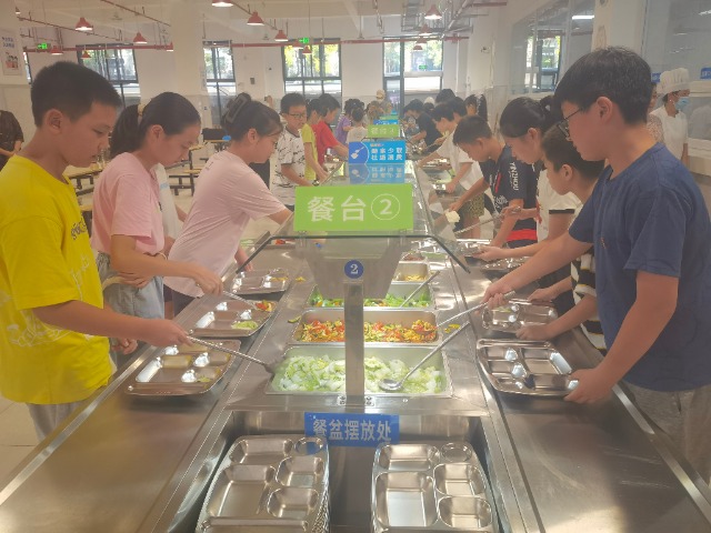 宁波鄞州区江东实验小学（南校区）学生享用自助餐 史望颖 摄.jpg