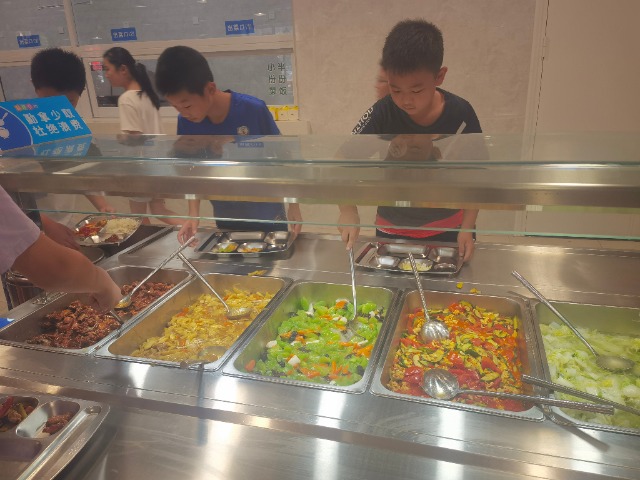 宁波鄞州区江东实验小学（南校区）学生在挑选菜品 史望颖 摄.jpg