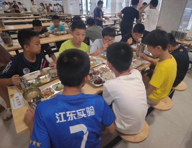 宁波鄞州区江东实验小学（南校区）学生在享用中餐 史望颖 摄.jpg