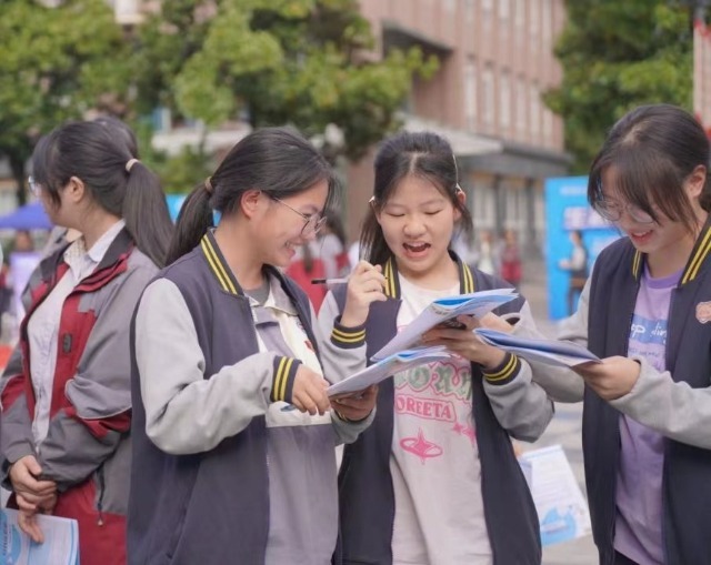 宁波经贸学校学生在体验生涯嘉年华活动 学校供图.jpg 宁波经贸学校学生在体验生涯嘉年华活动 学校供图.jpg