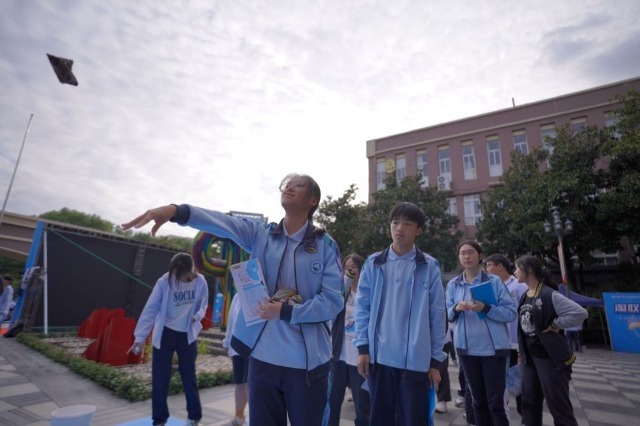 宁波经贸学校学生在体验生涯嘉年华活动 学校供图1.jpg 宁波经贸学校学生在体验生涯嘉年华活动 学校供图1.jpg