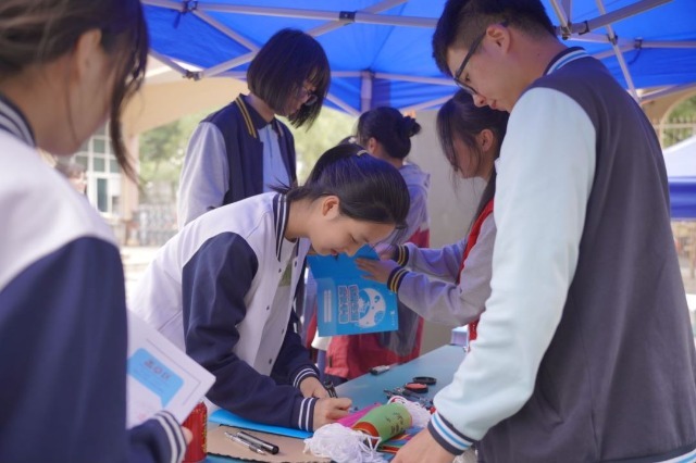 宁波经贸学校学生在体验生涯嘉年华活动 学校供图3.jpg 宁波经贸学校学生在体验生涯嘉年华活动 学校供图3.jpg