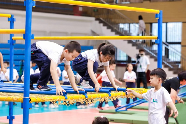 孩子们在陈素蓉老师的课堂上练习攀爬模拟船舱 象山县教育局供图.jpg