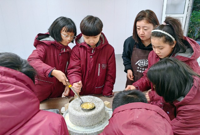 学生们在劳动课“期末考试”中磨豆浆   摄影 高望.jpg