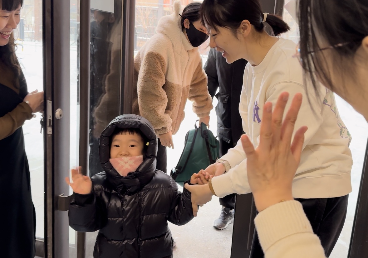 绿园区第三实验幼儿园 早晨入园时,孩子开心地和老师打招呼(绿园区教育局供图).jpg 绿园区第三实验幼儿园 早晨入园时,孩子开心地和老师打招呼(绿园区教育局供图).jpg