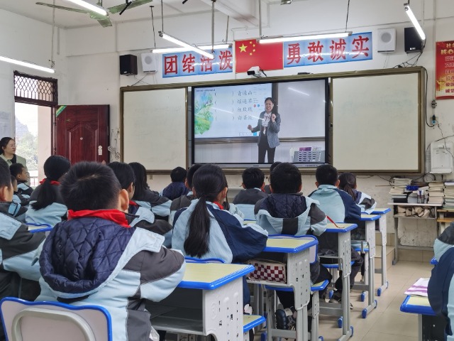 边境学校_凭祥市友谊镇卡凤小学和凭祥市第一小学开展同步课堂教学01（摄影：许华方）.jpg