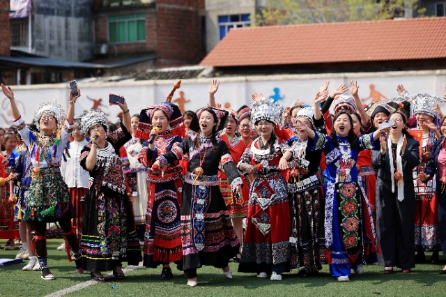 图1：4月9日，在广西柳州市融安县实验小学校园，师生们在进行山歌对唱。（谭凯兴 摄）.JPG