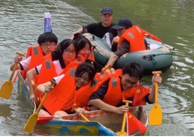 学生们乘坐自己制作的纸船参加比赛。学校供图.jpg