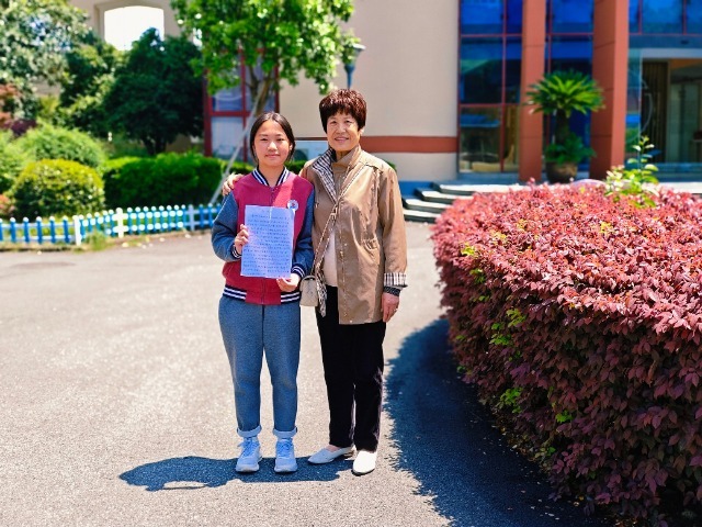 黄女士（右）来校表达感谢，并与沈博妍合影 学校供图.jpg