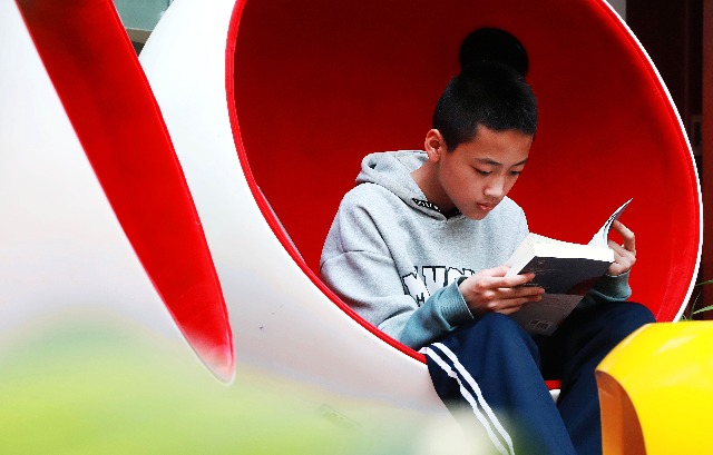 03 临泽县第四中学学生在阅读。赵琳摄.jpg 03 临泽县第四中学学生在阅读。赵琳摄.jpg