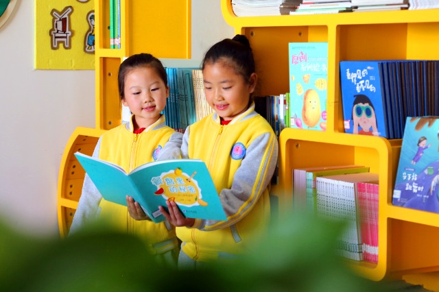 07 临泽县第一幼儿园幼儿在阅读绘本。李雯娟摄.jpg