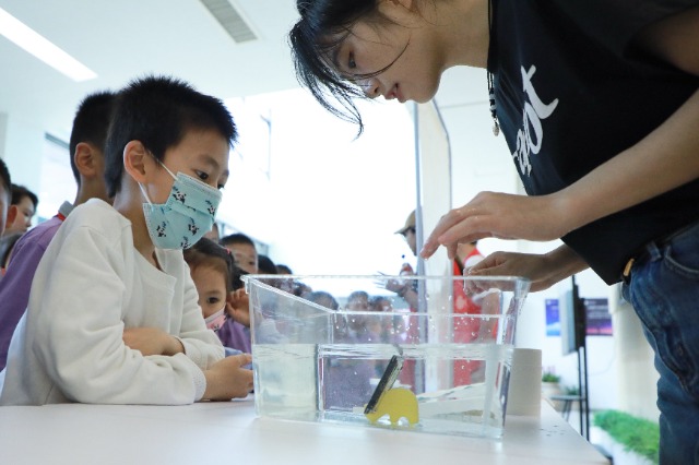 学生体验科学实验-手机防水服 宁波材料所供图.JPG