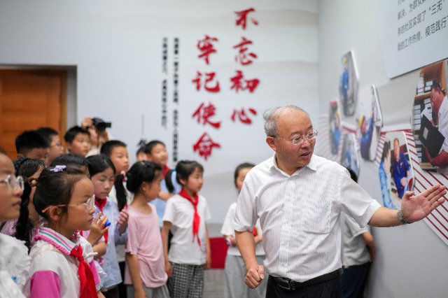 学生们与“时代楷模”钱海军互动 慈溪市学生成长指导中心供图.jpg