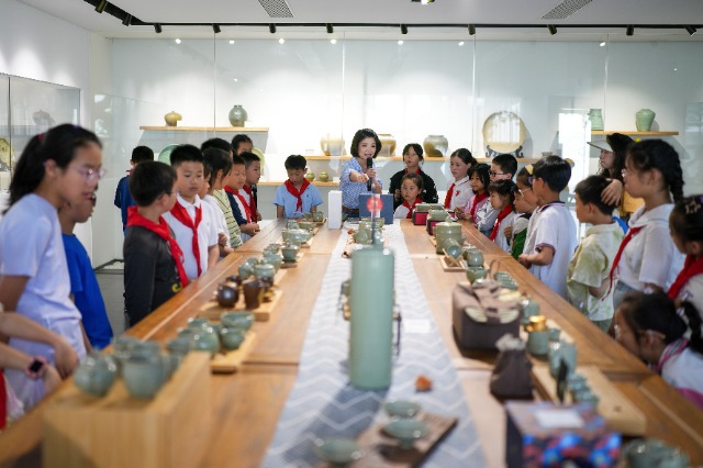 学生们在上林瓷苑探寻越窑青瓷文化  慈溪市学生成长指导中心供图.jpg