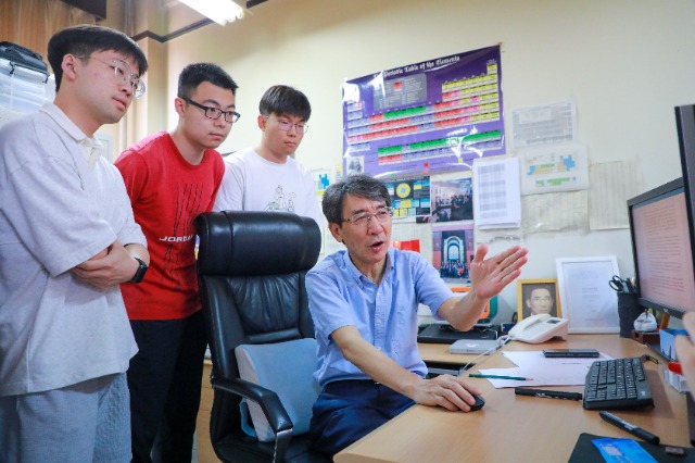 中国科学院院士、清华大学教授、南方科技大学校长薛其坤正在指导学生开展科学研究。（南方科技大学供图）.jpg