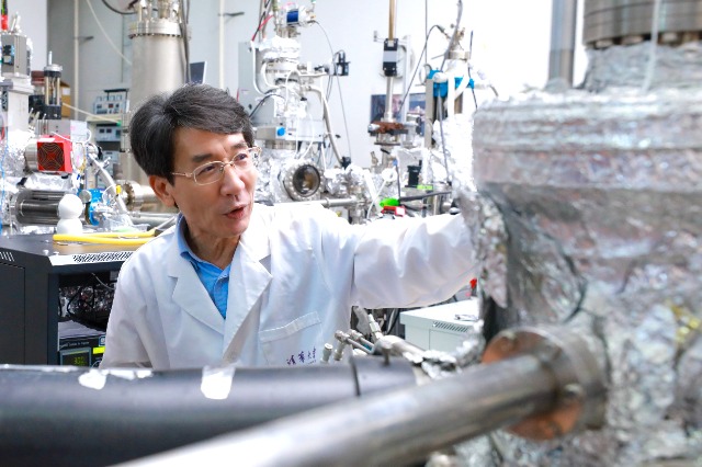 中国科学院院士、清华大学教授、南方科技大学校长薛其坤正在开展科学研究。（南方科技大学供图）.jpg