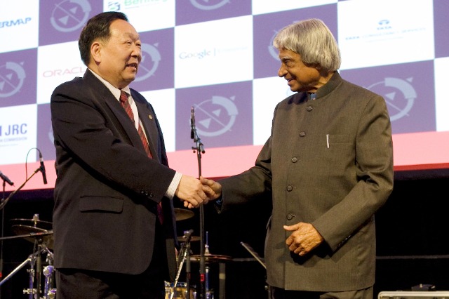 2012年4月14日，国际地球空间信息科学大会授予武汉大学“World Leadership”奖，李德仁接受颁奖嘉宾印度前总统颁奖.jpg