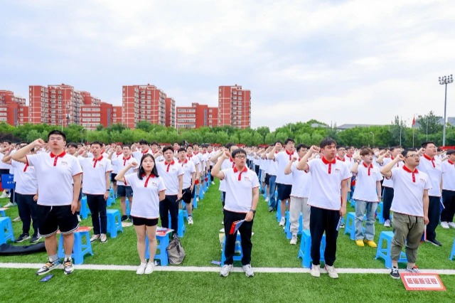 北邮毕业生做青春宣誓。学校供图.jpg