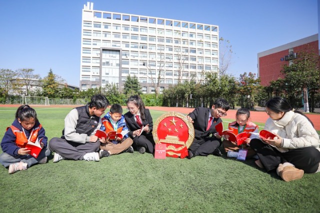宁波财经学院大学生和小学生共上一堂沉浸式法治教育课 徐凯阳 摄.jpg