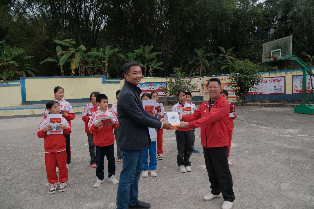 宁明县国门小学板烂小学接受南宁师范大学赠送的推普教材教具.jpg