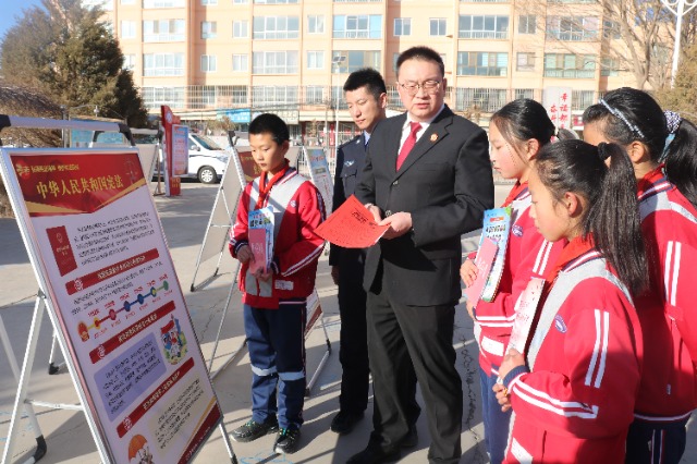 法制副校长给孩子们现场上法治课.jpg