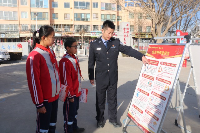 民警给孩子们宣讲法律知识.jpg