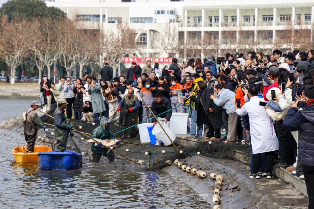 捕鱼活动现场。学校供图