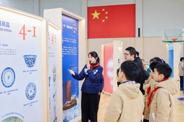 北仑区岷山学校学生讲解员向师生讲解“水下24米——‘小白礁I号的故事’”微展览 学校供图.jpg