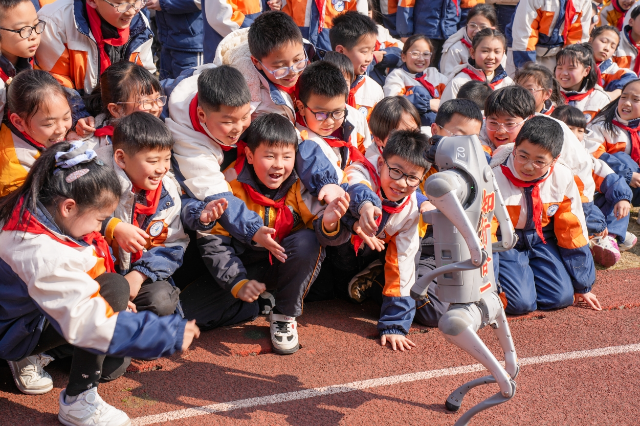 宁波余姚市姚江小学学生与机器狗互动 学校供图.png