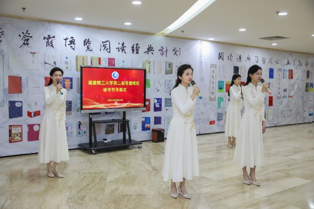 01 校大学生艺术发展中心诵读艺术团朗诵经典诗歌《就是那一只蟋蟀》.jpg