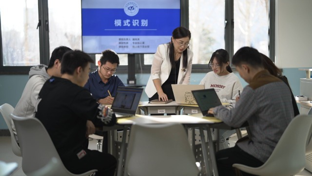 谢凤英指导学生。资料图片.jpg