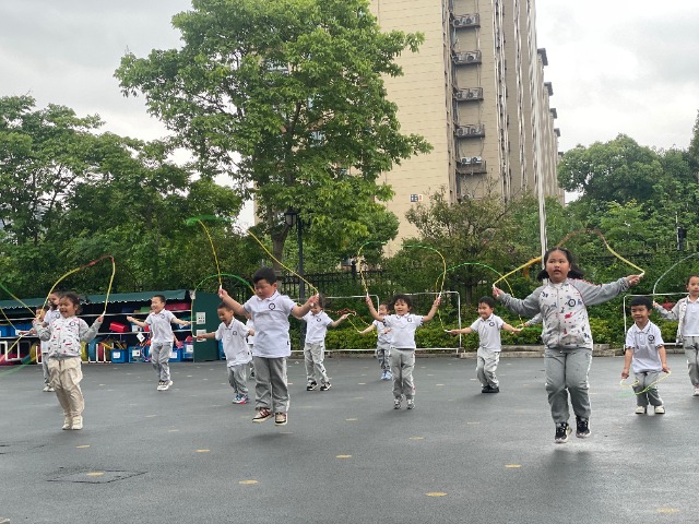 宁波市海曙区雅悦幼儿园的孩子们在跳绳锻炼 幼儿园供图.jpg