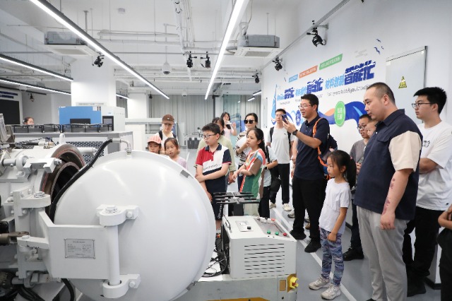 公众参观中国科学院宁波材料所海洋材料智能创造制备平台 宁波材料所供图.jpg