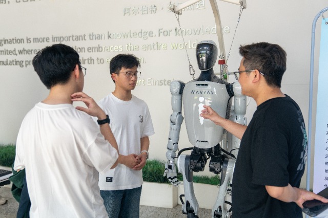 公众参与体验中国科学院宁波材料所机器人科技成果 宁波材料所供图.jpg