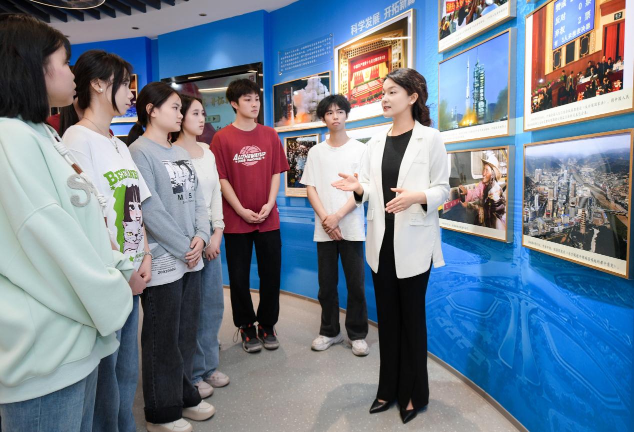 思政课教师在中国梦主题场馆内开展爱国主义教育实践教学活动