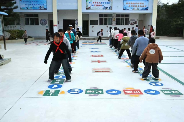 和平小学学生开展地面游戏.jpg
