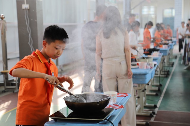 劳动技能比赛厨艺比拼   景东县民族小学供图1.jpg