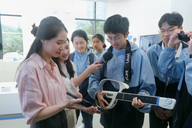 宁波科技高中学生体验无弦吉他 学校供图.png