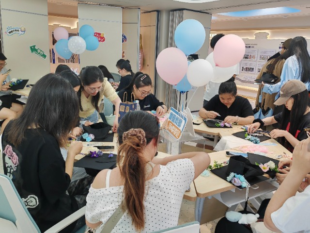 浙江万里学院“学士帽簪花DIY工作坊”活动现场 学校供图.jpg