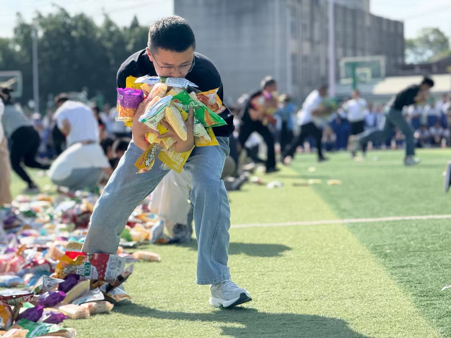 班主任抢零食大战 景东一中供图1.jpg