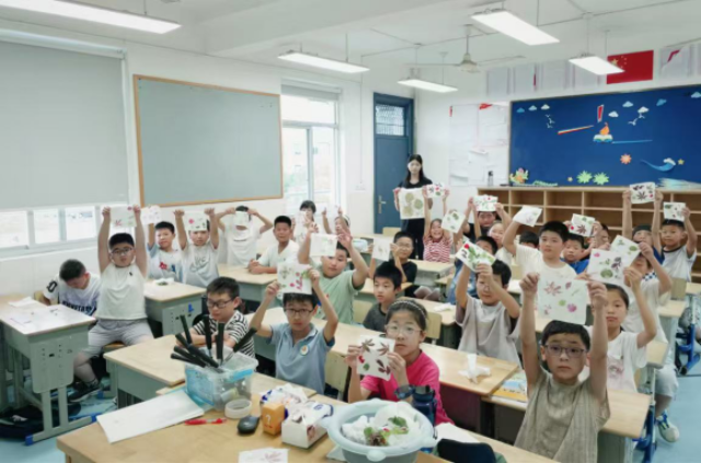 宁波卫生职院实践团带领越溪小学学生开展植物拓印 学校供图.png