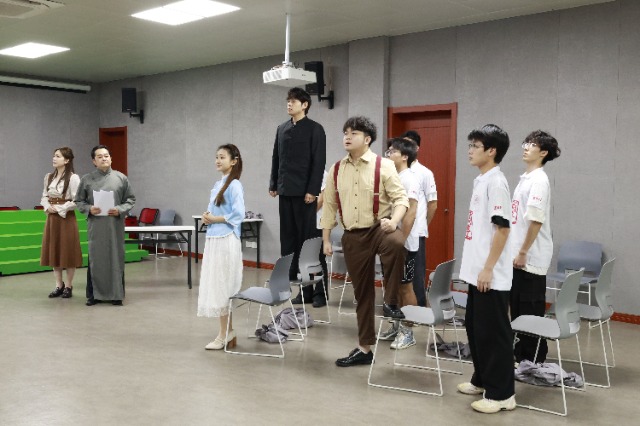 浙江工商职院“迁徙铭志小分队”排演校史剧《迁徙》 学校供图.JPG