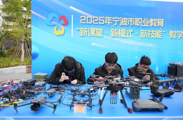 宁波建设工程学校无人机专业学生现场组装维修无人机 宁波市职业与成人教育学院供图.jpg