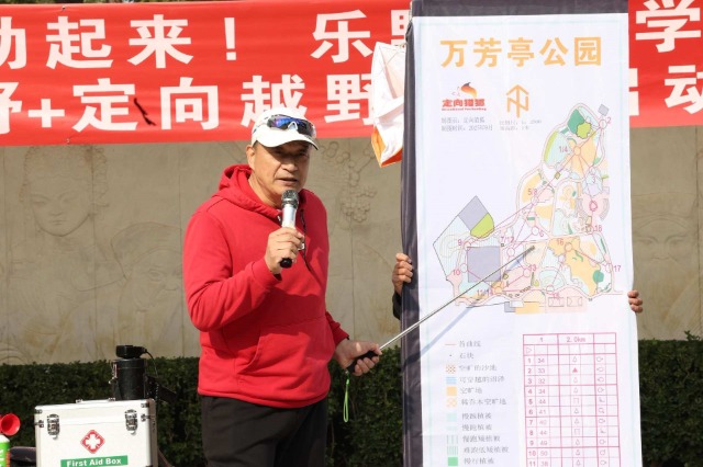 孔繁金给学生讲授定向越野技巧.jpg 孔繁金给学生讲授定向越野技巧.jpg